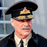 Peter Simonischek en el papel de Almirante Vyacheslav Grudzinsky