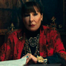 Anjelica Huston en el papel de La Directora