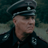 Arnold Vosloo en el papel de Coronel Martin Bach