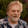 Alex Zahara en el papel de Howard Campbell