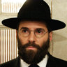 Alessandro Nivola en el papel de Rabbi Dovid Kuperman
