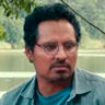 Michael Peña en el papel de Padre de Dora