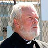 Peter Jason en el papel de Padre Lambert