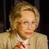 Faye Dunaway en el papel de Dra. Roberta Waters