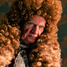 Jim Broadbent en el papel de Rey