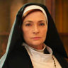 Carolyn Hennesy en el papel de Madre Superior