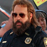 Kevin James en el papel de Oficial Steve Downing
