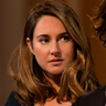 Shailene Woodley en el papel de Penelope Vardakis