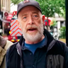 J. K. Simmons en el papel de Tom Brennan