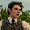 Louis Partridge en el papel de Tewkesbury
