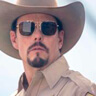 Kevin Dillon en el papel de Sheriff Dalton
