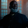 Joseph Marcell en el papel de Reverendo Nathaniel Armstrong Watts