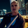 Michael Kelly en el papel de Mike November