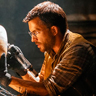 Jonathan Bailey en el papel de Dr. Henry Loomis