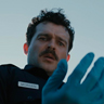 Alden Ehrenreich en el papel de Paul Morgan