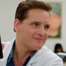 Peter Facinelli en el papel de Dr. Sullivan