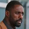 Idris Elba en el papel de Dr. Ben Bass