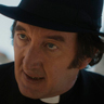 Ralph Ineson en el papel de Padre Brennan