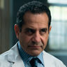 Tony Shalhoub en el papel de Dr. Ralph Galen