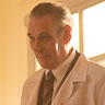 Chris Adamson en el papel de Doctor Lang