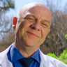 David Fletcher-Hall en el papel de Dr. Jost