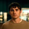 Michael Johnston en el papel de Bear