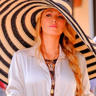 Blake Lively en el papel de Emily Nelson