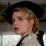 Lucy Boynton en el papel de Claire Douglas