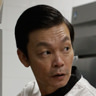 Mark Lee en el papel de Abuelo Wee