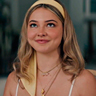 Madelyn Cline en el papel de Danica Richards