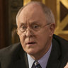 John Lithgow en el papel de Senador U.S. Ron M. Sperling