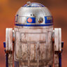 Kenny Baker en el papel de R2-D2