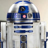 Jimmy Vee en el papel de R2-D2 (voz)