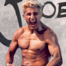 Alexander Volkanovski en el papel de Joe
