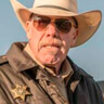 Ron Perlman en el papel de Sheriff Herman Hickey