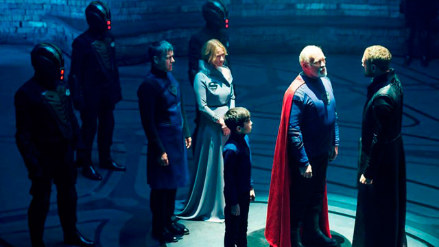 Frente al Juzgado de Krypton
