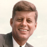 Bruce Turner en el papel de John F. Kennedy