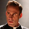 Joseph Fiennes en el papel de Monseñor Timothy Howard