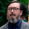 John Hodgman en el papel de Tom