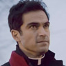 Alfonso Herrera en el papel de Padre Tomas Ortega