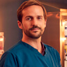 Michael Stahl-David en el papel de Dr. Caleb Tucker