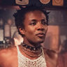 Omari Douglas en el papel de Roscoe Babatunde