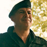 Billy Zane en el papel de Comandante de Brigada Enos Queeth