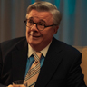 Nathan Lane en el papel de Dominick Dunne