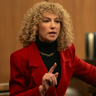 Ari Graynor en el papel de Leslie Abramson