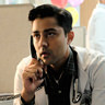 Manish Dayal en el papel de Dr. Devon Pravesh