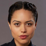 Alyssa Diaz en el papel de Angela